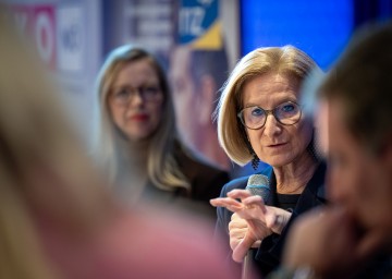 „Wenn wir Wohlstand erhalten wollen, können wir nicht auf die Hälfte der Bevölkerung, auf die Frauen, verzichten“, sagte Landeshauptfrau Johanna Mikl-Leitner bei der heutigen Podiumsdiskussion zum Thema „Starke Frauen und starke Männer“.