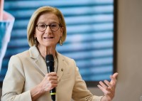 LH Mikl-Leitner mit Unternehmen im IZ NÖ-Süd im Austausch