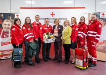 Gruppenfoto rund um Landeshauptfrau Johanna Mikl-Leitner und Landesrätin Eva Prischl mit Vertretern des Roten Kreuzes NÖ.